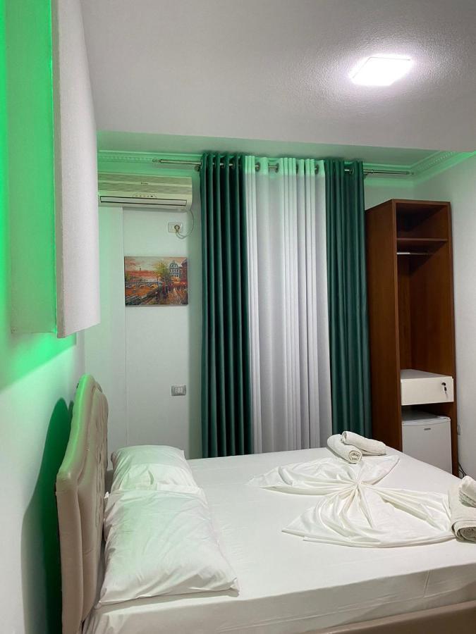 Hotel Kristal Borsh Exteriör bild