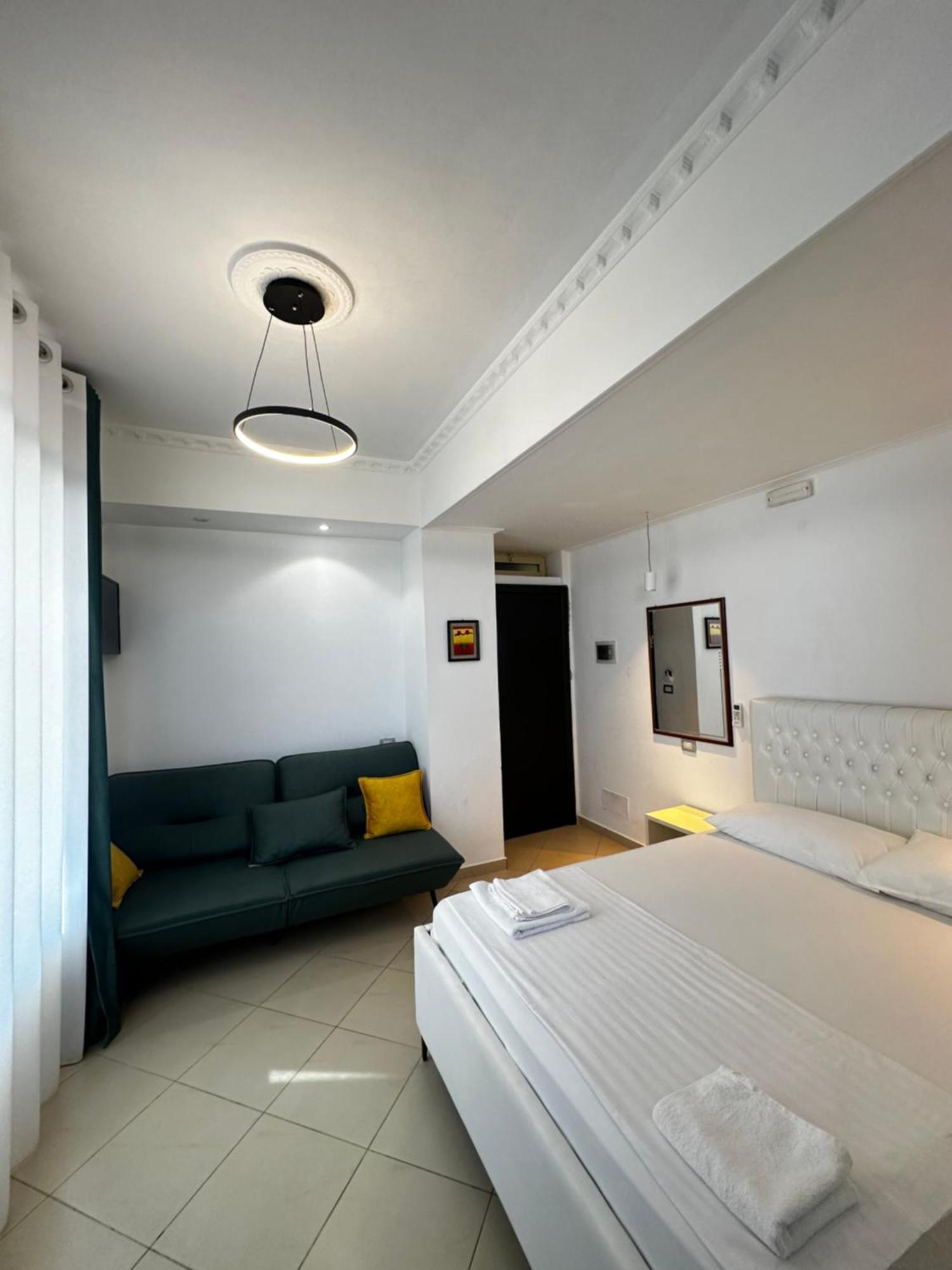 Hotel Kristal Borsh Exteriör bild