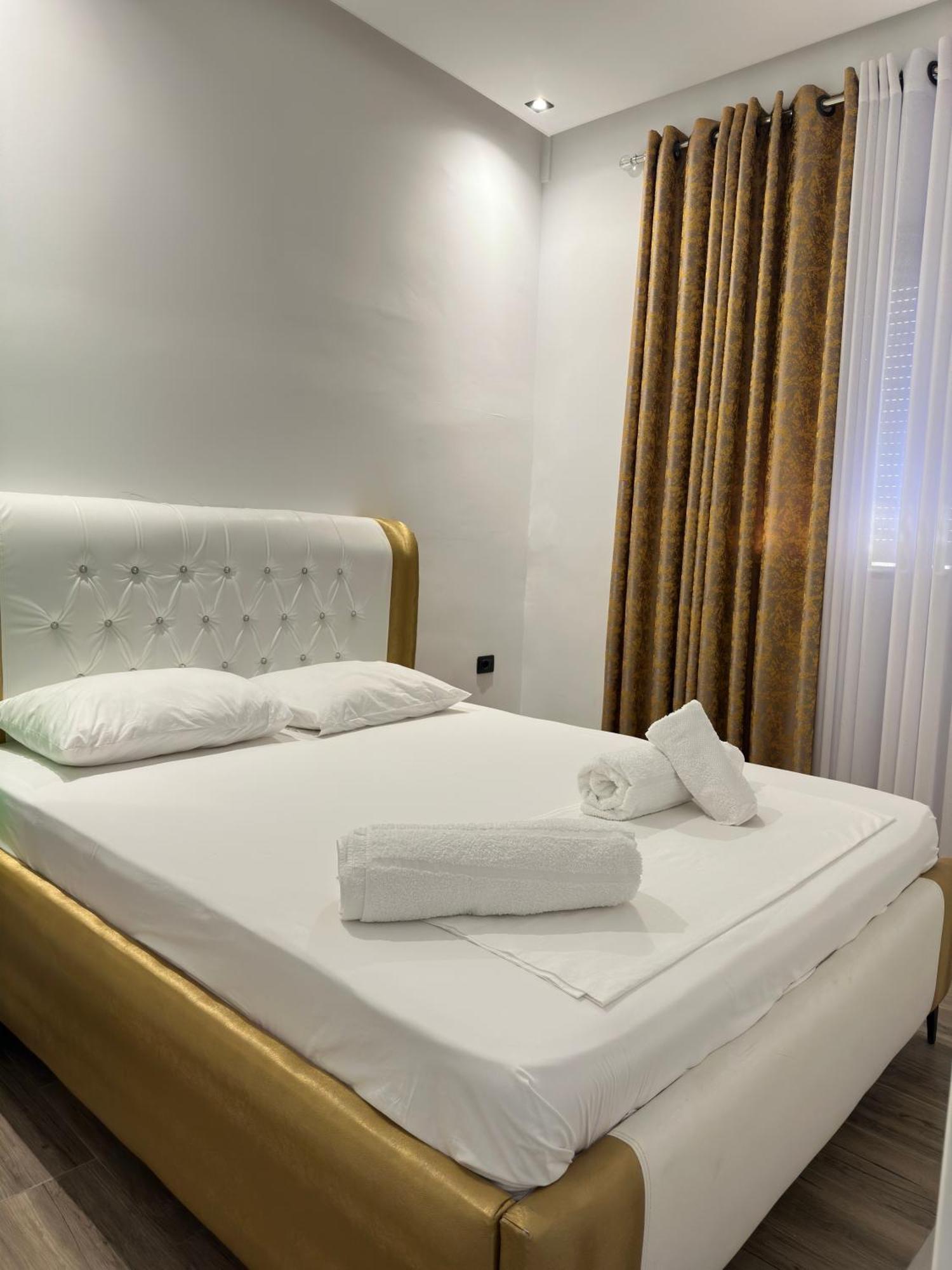 Hotel Kristal Borsh Exteriör bild