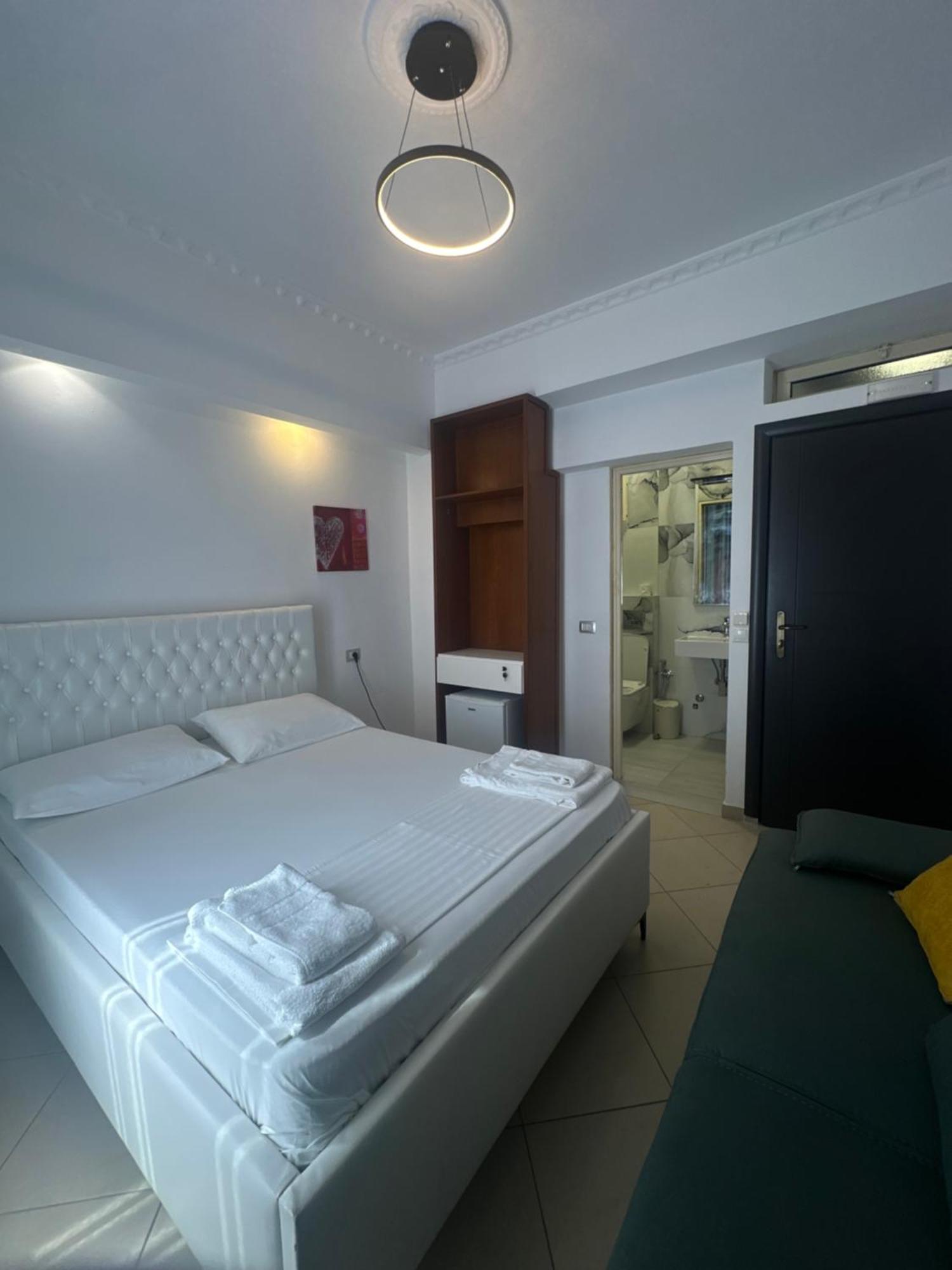 Hotel Kristal Borsh Exteriör bild